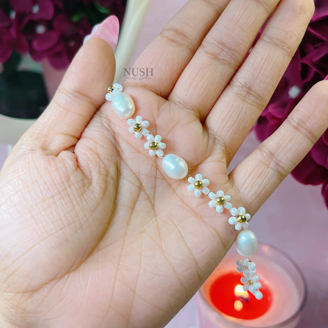 White flower bracelet (freshwater pearls + gold plated beads)