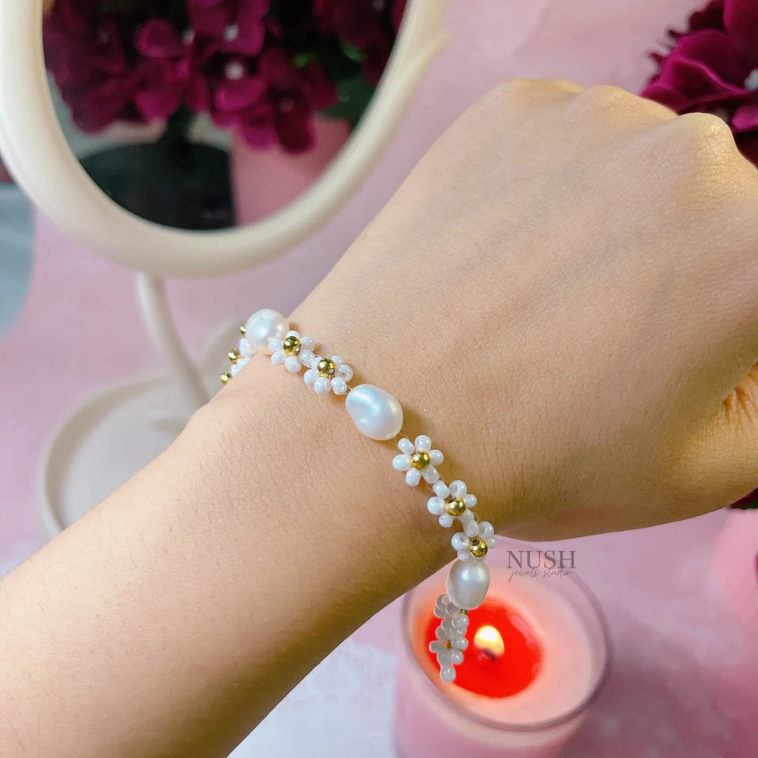 White flower bracelet (freshwater pearls + gold plated beads)